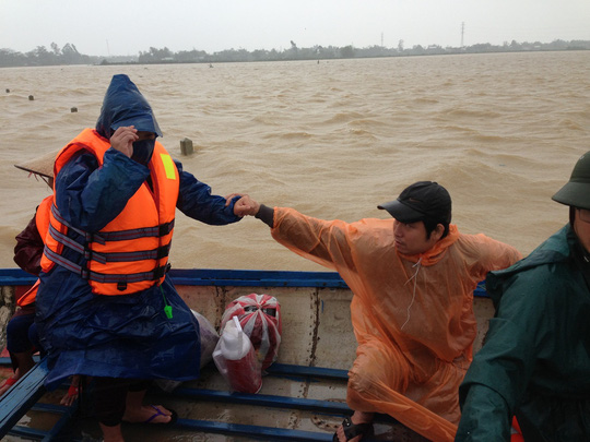 Quảng[-]Nam:[-]Công[-]an[-]vượt[-]lũ[-]dữ[-]đưa[-]thai[-]phụ[-]đi[-]sinh